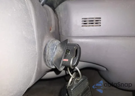 2001 Lincoln Town Car Signature from USA, damaged, VIN 1LNHM82W51Y640257